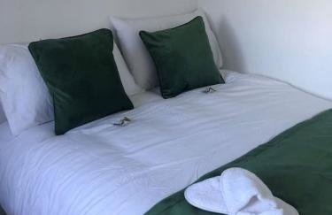 Luxury Glamping Cabin sleeping 4 People with Private Hot Tub and BBQ with views across the North Coast Ballycastle Pod 2 - Foto 46