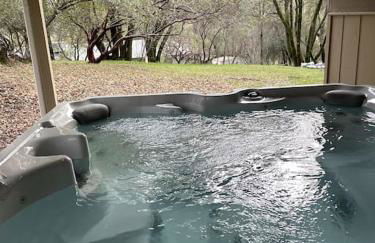 The Happy Cabin w/ hot tub - Foto 1