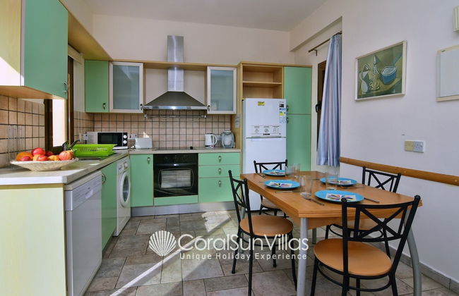 Large Pool & Garden, Billiard, Peaceful Area, Near to the Sea, Coral Bay Paphos - Foto 13