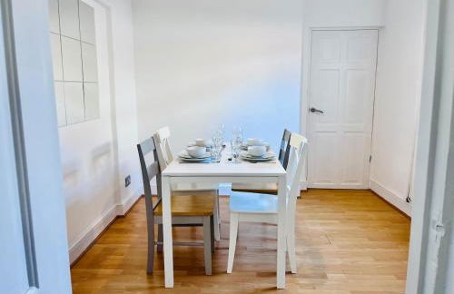 Charming End of Terrace Home with Garden - Foto 5