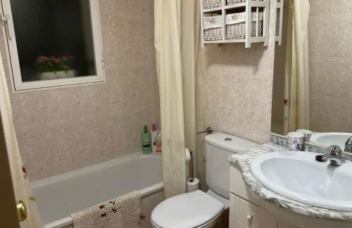 Bonito apartamento con jardín, piscina y aparcamiento gratuito - Photo 38