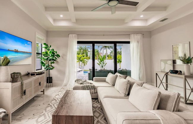 Luxurious Naples 4BR w Pool by Vanderbilt Beach - Photo 15