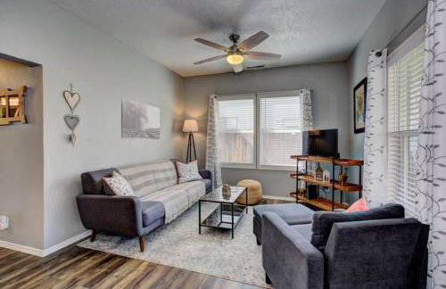 Red Bench Cottage Ideal location near parks, trails, skiing, hiking, biking, shopping extended stays welcome - Photo 3