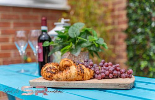 4-BR Hayes Home, Guests 8 - Ideal for Long term stays, Fast unlimited Wi-Fi - Foto 42