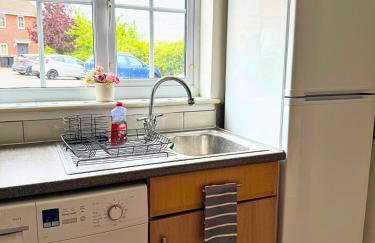 Spacious 3-Bed House - Contractors & Families - Free Parking - Fast Wifi - Foto 17