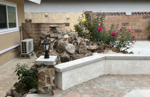 Modern 3 King Beds, Beautiful Large Backyard, WFH, Long Stays, Waterfall, WI-FI, FWY, 25 mins to Beach - Photo 32