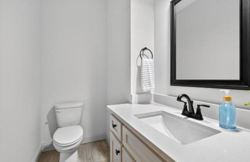 Plush & Roomy - Perfect for All Ages near KU & KC - Photo 25