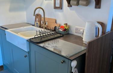 Thors Cave Cabin, Peak District - Photo 21