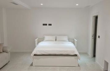 Ultra-Modern 5-Bed Luxury Chalet with Private Pool & Home Cinema 13 Min To Beach - Foto 50