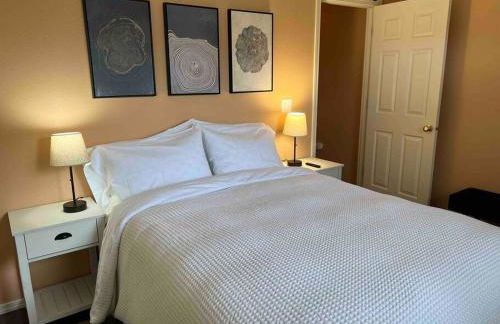 Solar Half-Plex with Chic Style in Country Glen - Foto 23