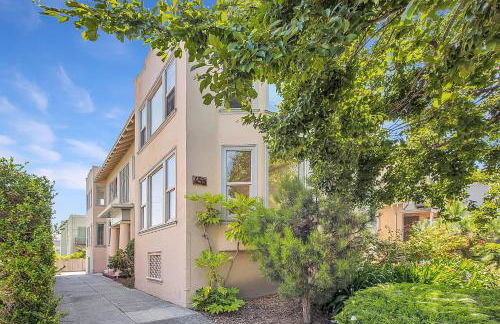 Bright, Modern & Artsy Space - Photo 10