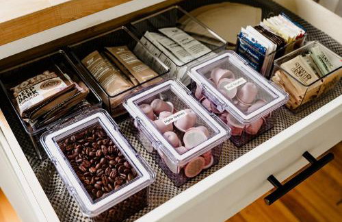 Charming Cabin with Hot Tub & Fire Pit - Foto 14