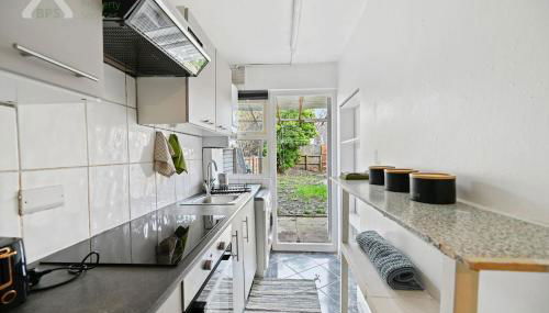 Cosy Tottenham Apartment Sleeps 4 - Photo 3, stove, pet friendly