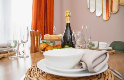 3x Bed Elegant House with Private Parking - Photo 17