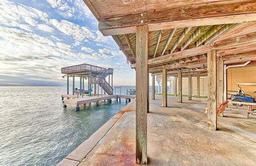 Jaw-dropping bayfront home with panoramic water views, boat slip, and cowboy pool - Foto 14