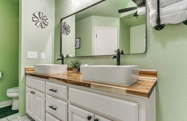 Serene Modern Farmhouse on 2 Acres - Foto 28