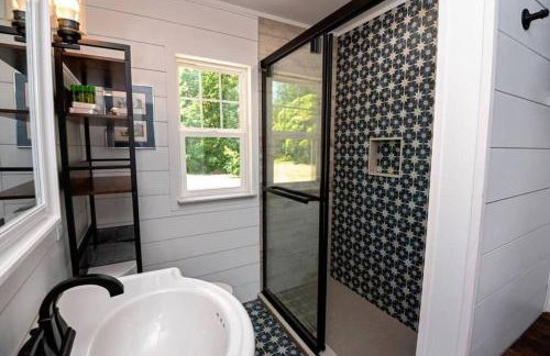 Little Blue Cottage: a wooded getaway near beaches and towns - Foto 11