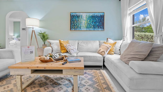 Arthaus- Fully Stocked Kitchen and Fenced Yard - Foto 2, Habitación