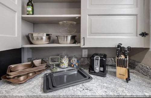 Completely Remodeled Walking Distance to Downtown Close to the Beach Downstairs Washer Dryer - Foto 27