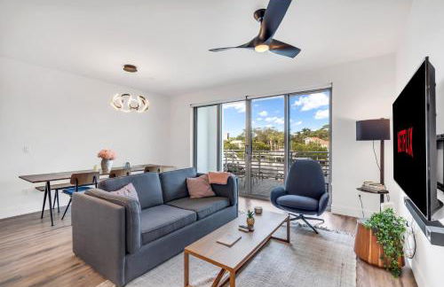 Waterside Retreat: Modern 2BR, Mins to Beach & Apt - Photo 31