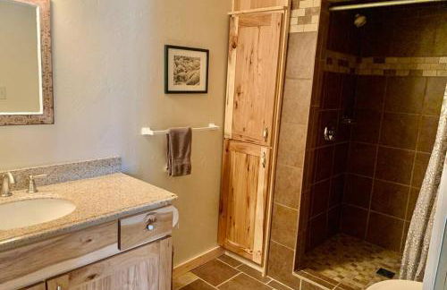 New! Lower Level Ranch Home - 10 mins to Town - Foto 24