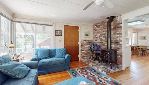 Walk to Town! Dog-Friendly Quincy Getaway with Deck - Foto 3