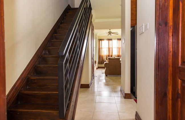 Kinsgton Modern Duplex Apartment with Pool - Foto 18