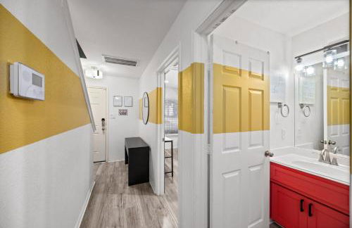 Modern 3-Story Townhome w Pool Table, Sleeps 10 Near Stadiums - Foto 39