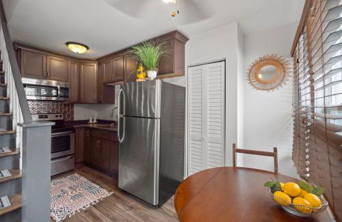 Cheerful 5-bedroom w/Screened Patio, Sleeps 10 in the heart of Fremont! - Foto 19