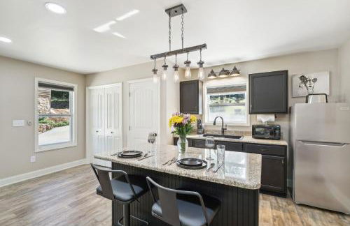 Hickory Hideaway Pet-Friendly Haven with Fire Pit! - Foto 12