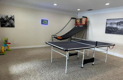 Lakeside Retreat with pool, dock & game room - Foto 29