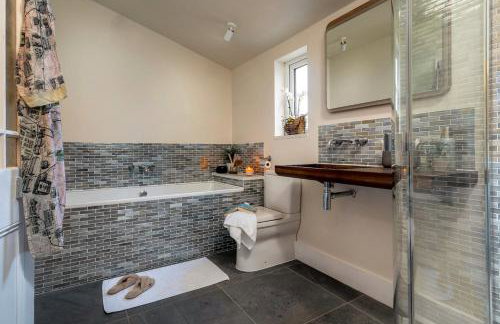 Littlefields - With hot tub, garden, private parking and short walk to beach - Foto 17