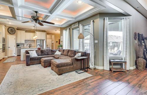 1 Mi to Vackar Stadium Roomy Retreat with Pool - Foto 8