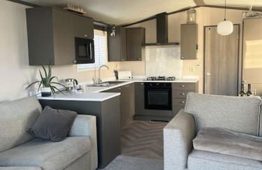 2 Bedroom Villa - Lakeside Holiday Park - Photo 2