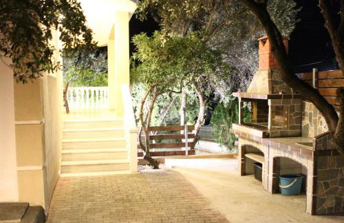 Village House - Photo 46