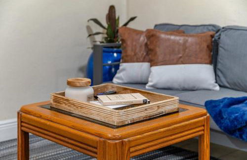 Cozy 1BR • Courtyard + Shared Deck - Foto 8