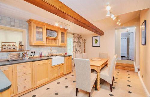 North Lodge - 17th Century Gate Cottage at Hassop Hall - Photo 6