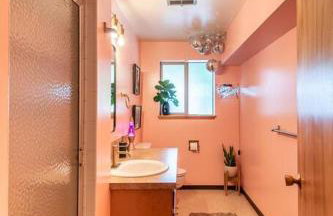 Basement Apartment w/ Hot Tub & Bombshelter! - Foto 9