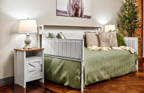 The Magnolia - Farmhouse Loft - Sleeps 10 - Valet - Foto 14