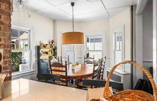 Historic Home and Cottage with Seaport View - Foto 12