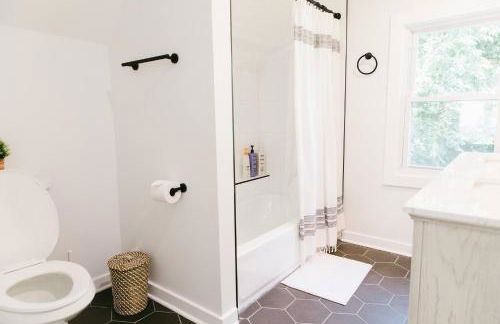 Newly Renovated! Beautiful home with game room. - Foto 54