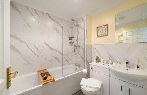 Stylish Apartment with Private Parking Torquay - Foto 18