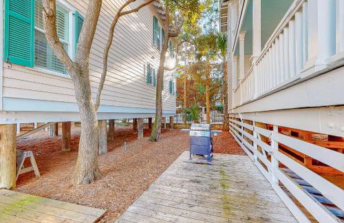 Charleston-style cottage w/ lovely decks, steps to the beach & pools - Foto 31