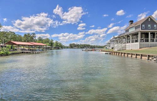 Luxe Lakefront Getaway with Porch and Water View! - Foto 37