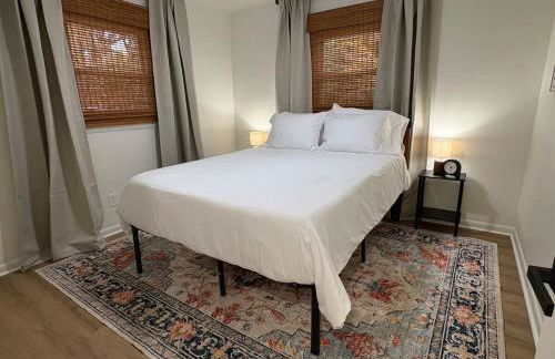 Modern 3 bedroom home downtown Forest city outstanding backyard, pet friendly - Foto 20