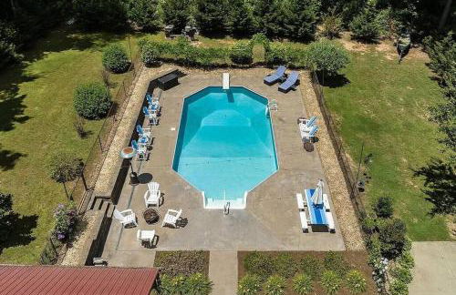 Luxury Cabin with Heated Pool, Hot-Tub & Deluxe Outdoors - Photo 53