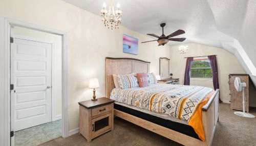 Entire 2br 2ba hilltop view home Sleeps 8 pets 4 acres Jacuzzi Central AC Kingbeds Office Free WiFi Parking Full Kitchen Refrigerator Washer Dryer Furnished Three 3 Large Sunset Dining Patios Grill Stovetop Oven Hiking Wildlife Firepit Quiet very Secluded - Photo 4