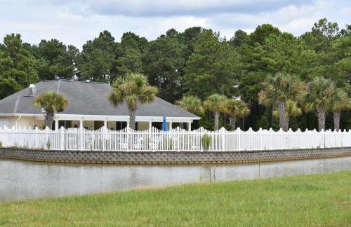 Brunswick Plantation Studio Home 407L with Onsite Golf Course and Pools studio - Foto 8