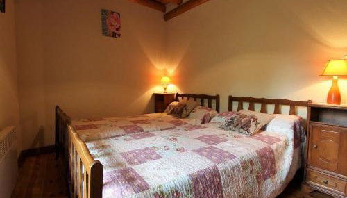 Maison de charme en pierre au bord d’un ruisseau, proche d’un bourg médiéval – Jardin et garage inclus - FR-1-582-151 - Foto 2