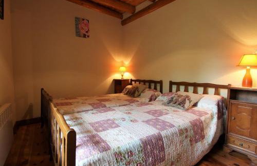 Maison de charme en pierre au bord d’un ruisseau, proche d’un bourg médiéval – Jardin et garage inclus - FR-1-582-151 - Foto 2